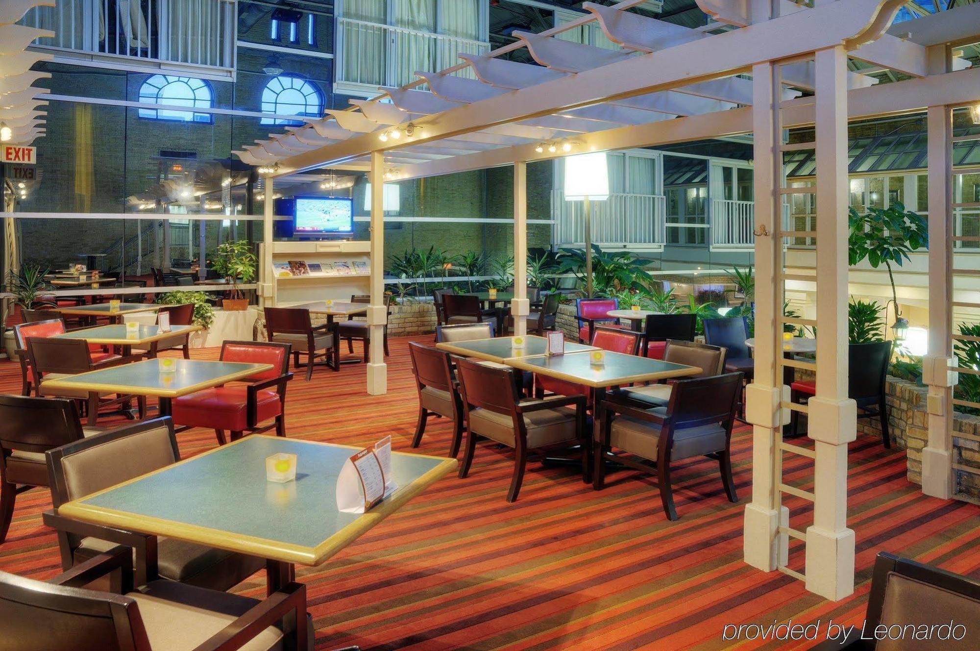 Delta Hotels By Marriott London Armouries מסעדה תמונה